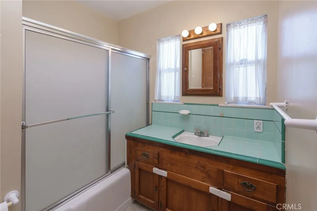 Tub Bathroom