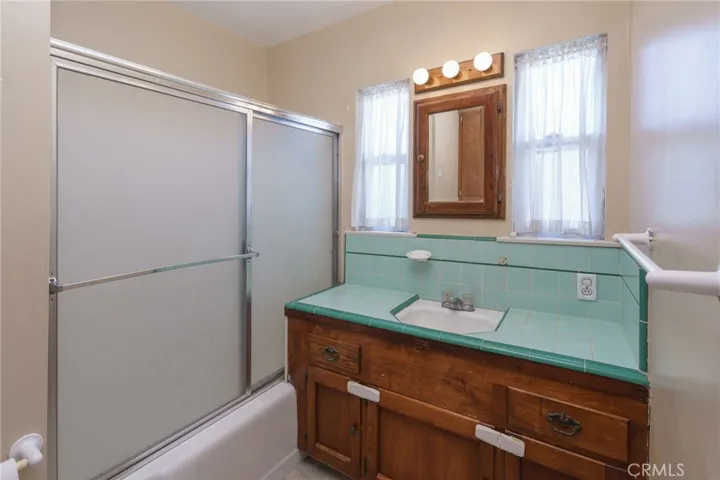 Tub Bathroom