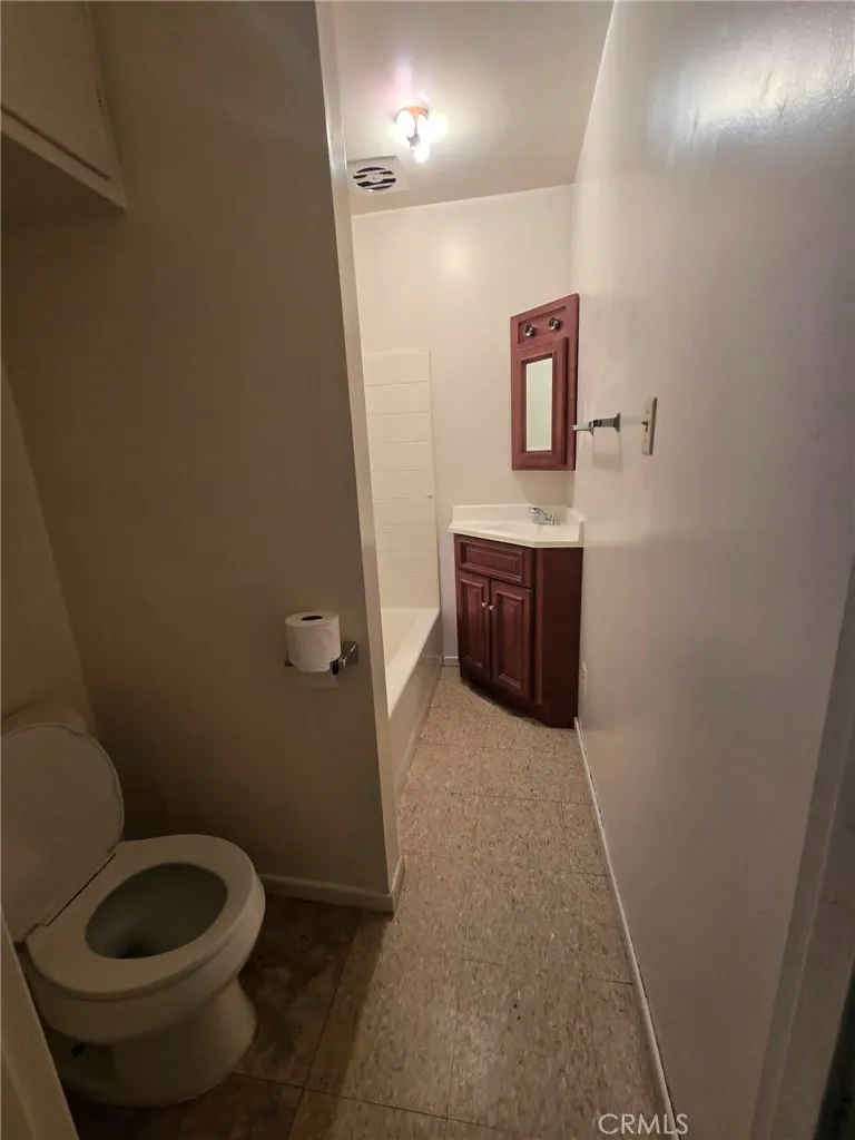 Full bath in den/2nd living room