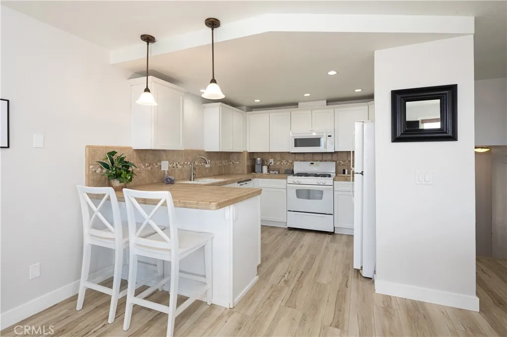 Kitchen with breakfast bar