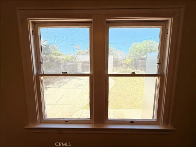 Bedroom#3 Windows to Backyard