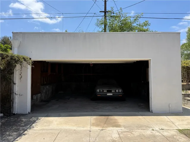 Large 2-Car Garage with 220 Volt. Washer/Dryer Hookups