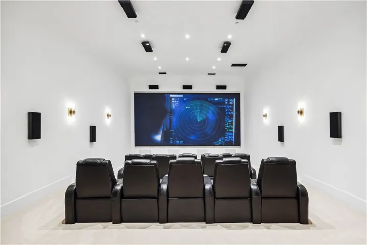 20' LED, 15 Seat Theater