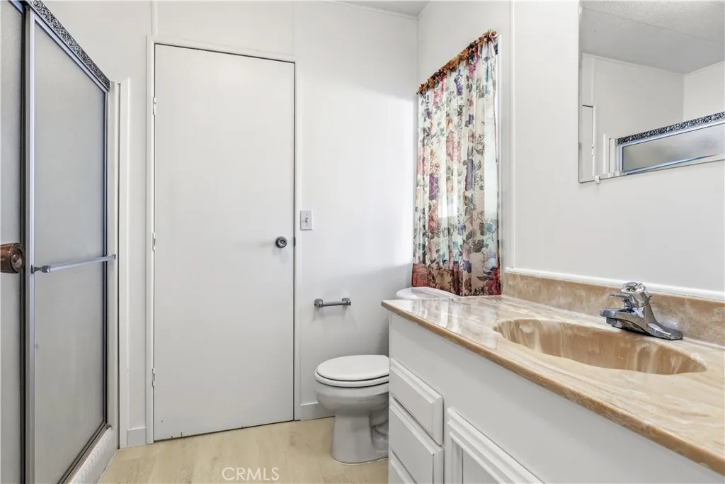 Secondary Bathroom w/shower