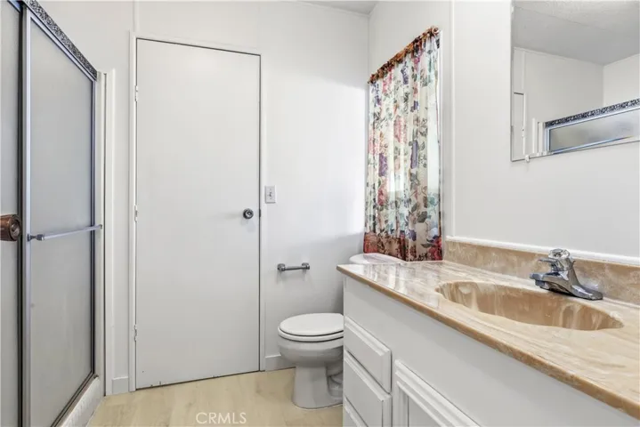Secondary Bathroom w/shower