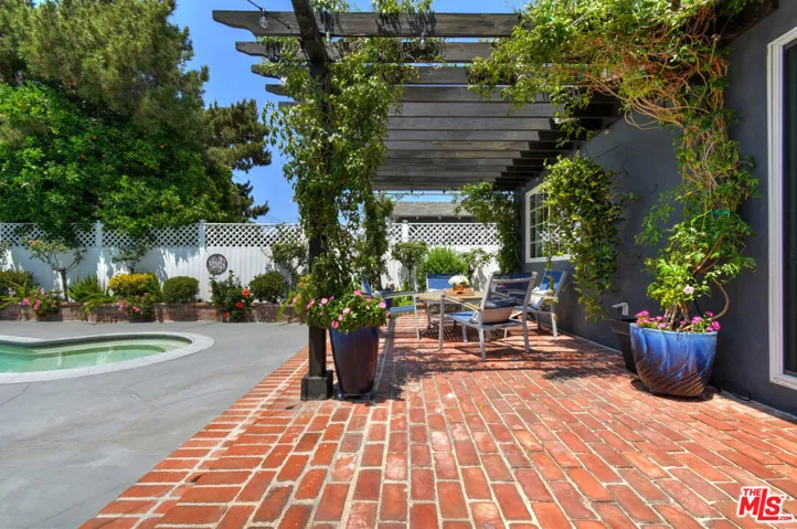 13006 Magnolia Boulevard, Sherman Oaks, California 91423