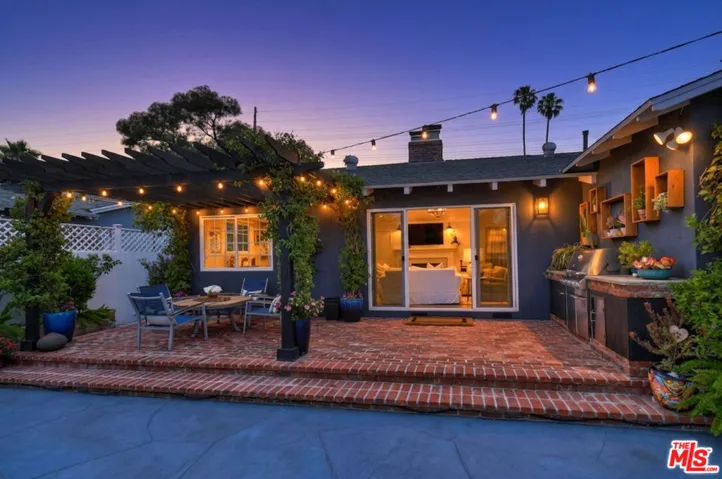 13006 Magnolia Boulevard, Sherman Oaks, California 91423
