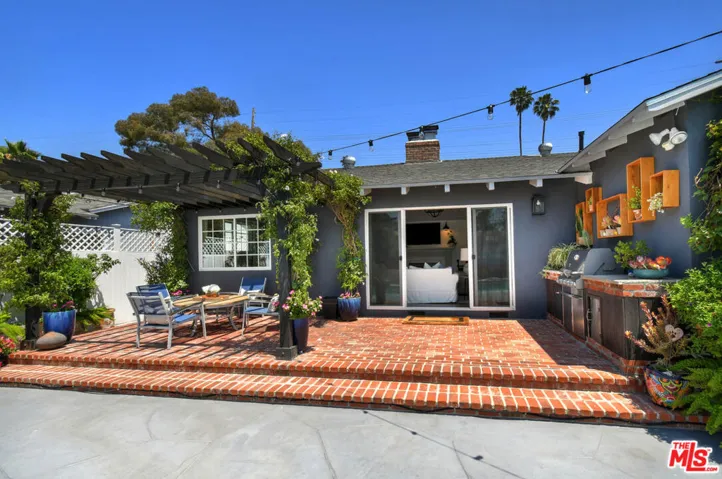 13006 Magnolia Boulevard, Sherman Oaks, California 91423