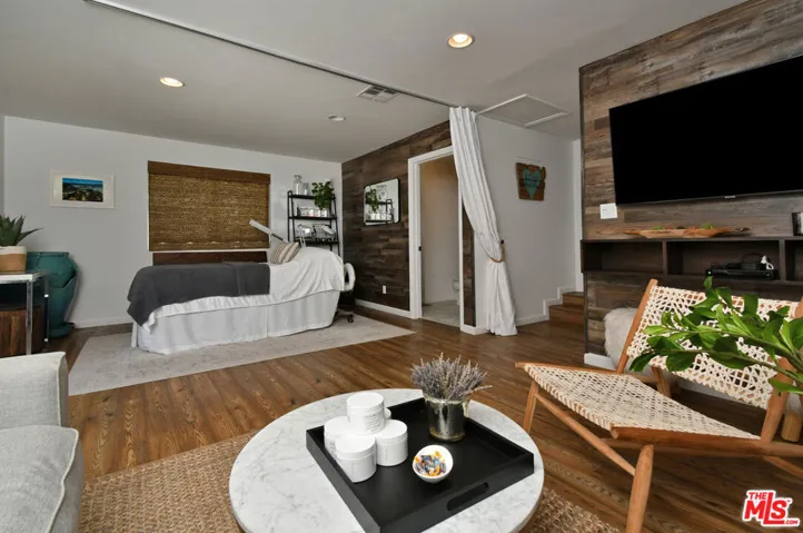 13006 Magnolia Boulevard, Sherman Oaks, California 91423