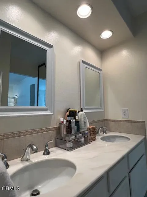 56)MASTER BATH3