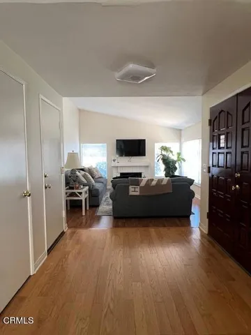 12)View From Entry to LR