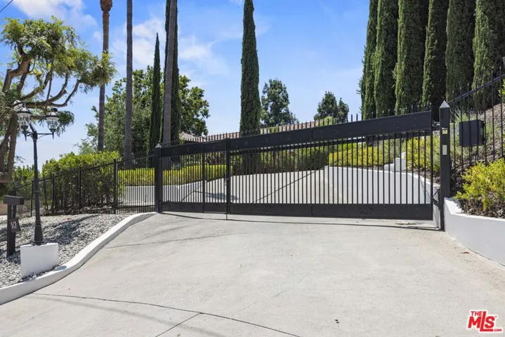 567 Lone Oak Drive, Thousand Oaks, California 91362