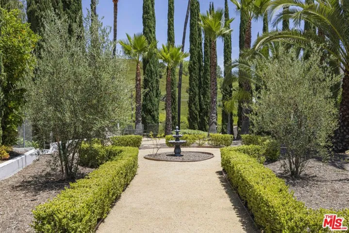 567 Lone Oak Drive, Thousand Oaks, California 91362