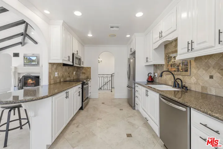 567 Lone Oak Drive, Thousand Oaks, California 91362