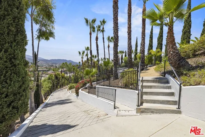 567 Lone Oak Drive, Thousand Oaks, California 91362