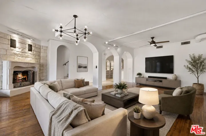567 Lone Oak Drive, Thousand Oaks, California 91362