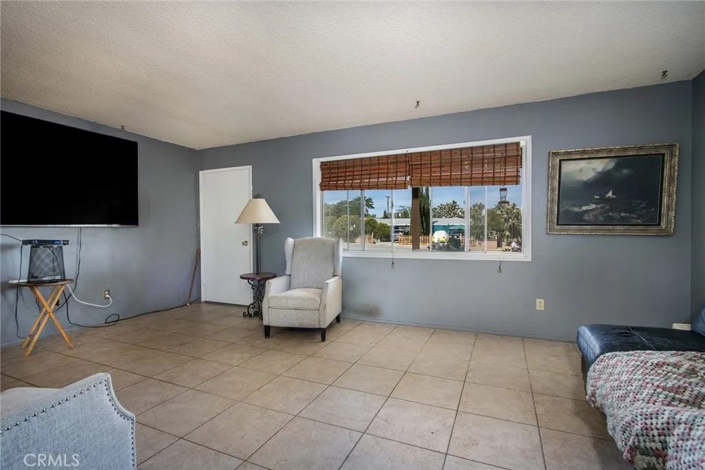 NICE OPEN LIVING ROOM