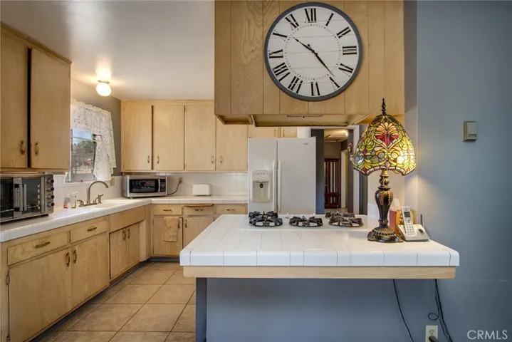 NICE KITCHEN WITH LOTS OF CUPBOARDS