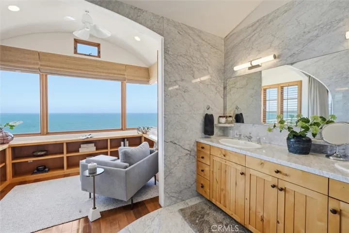 primary bathroom and crows nest
