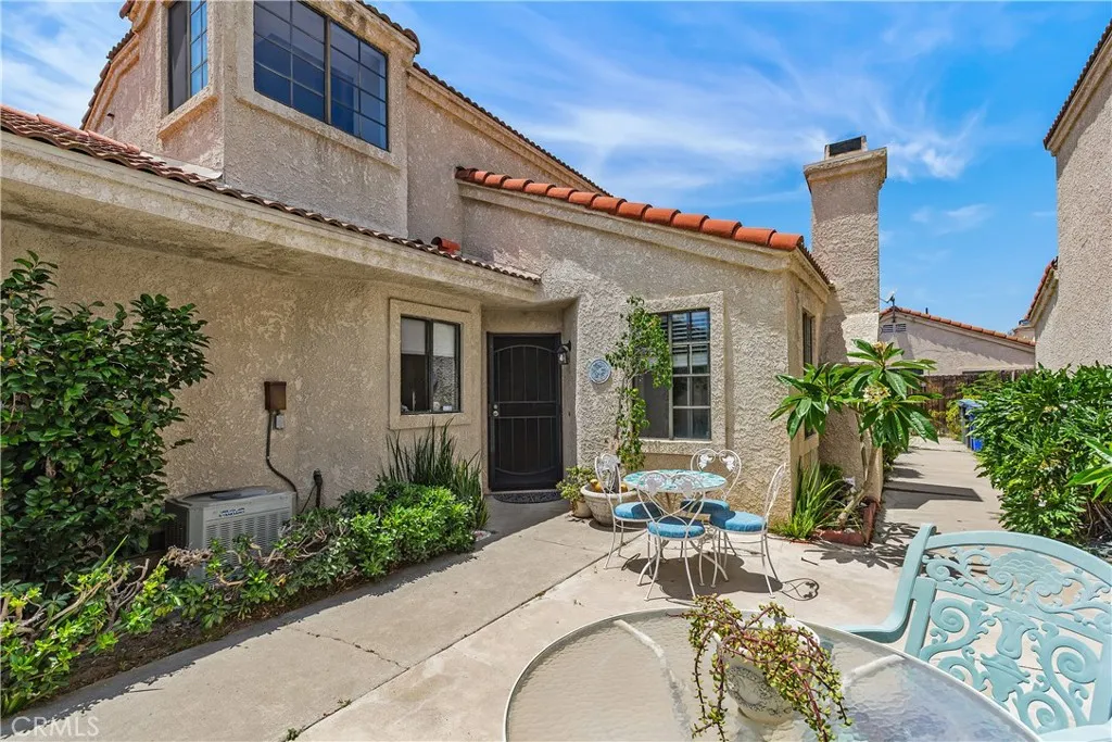 Welcoming Front Entry &​​‌​​​​‌​​‌‌​​‌​​​‌‌​​​‌​​‌‌​​‌‌​​‌‌​​​​ Courtyard