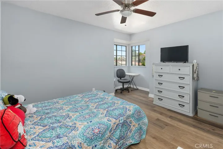 Spacious Secondary Bedroom With Bay Window & Natural Light