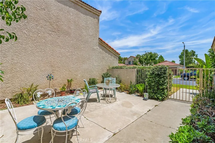 Front Courtyard & Outdoor Seating Area