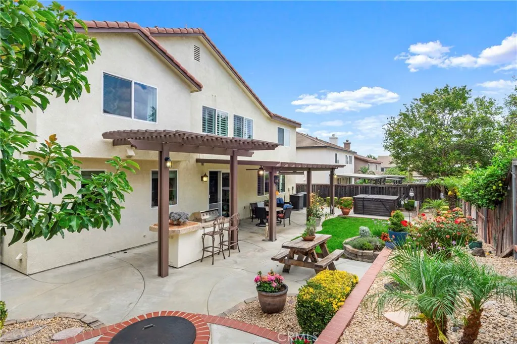 Covered patio with built in BBQ grill