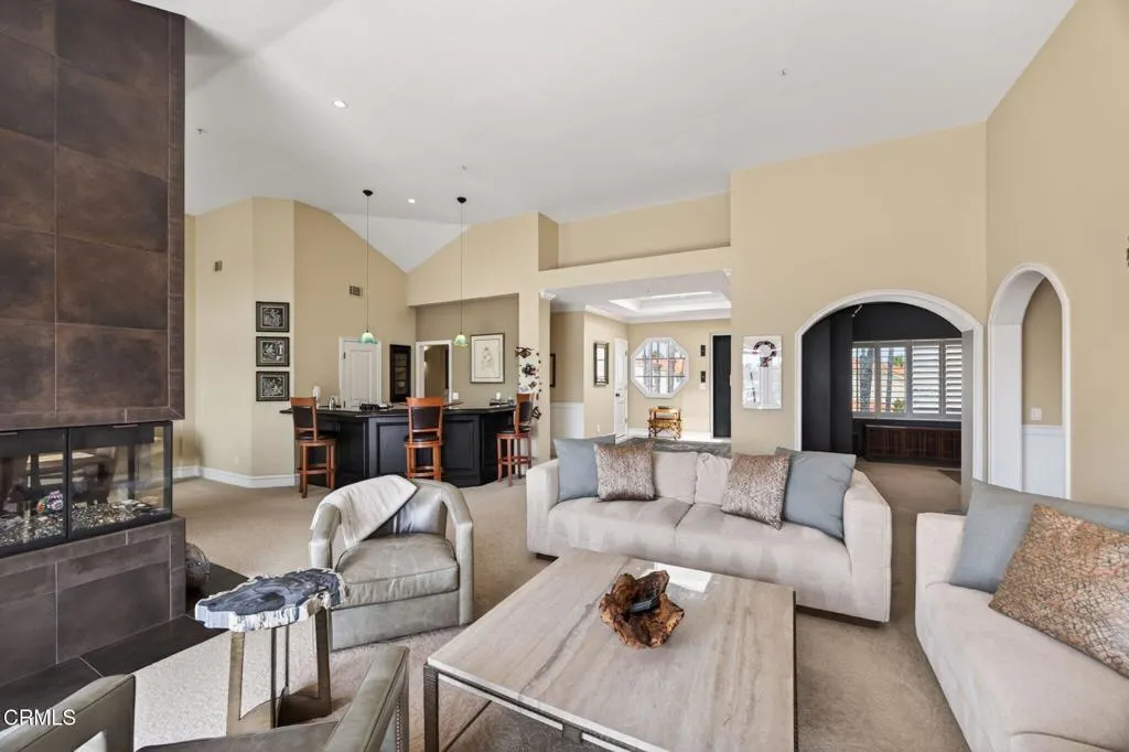12-web-or-mls-Upmarket Media-1753Eme021