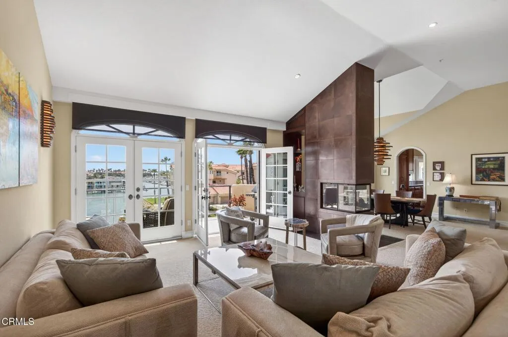 9-web-or-mls-Upmarket Media-1753Eme011