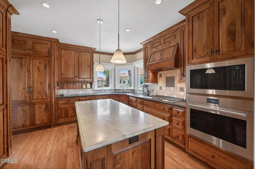21-web-or-mls-Upmarket Media-1753Eme047