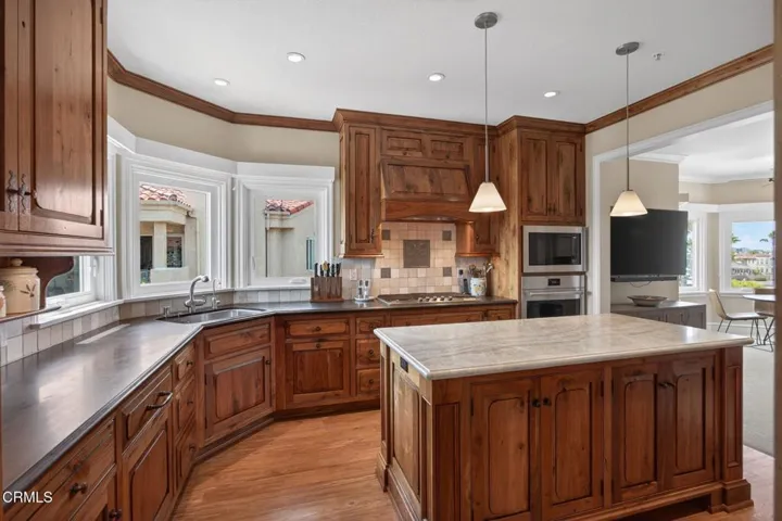 17-web-or-mls-Upmarket Media-1753Eme034