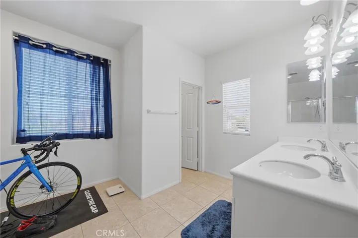 16001 Chase 68, Fontana, California 92336