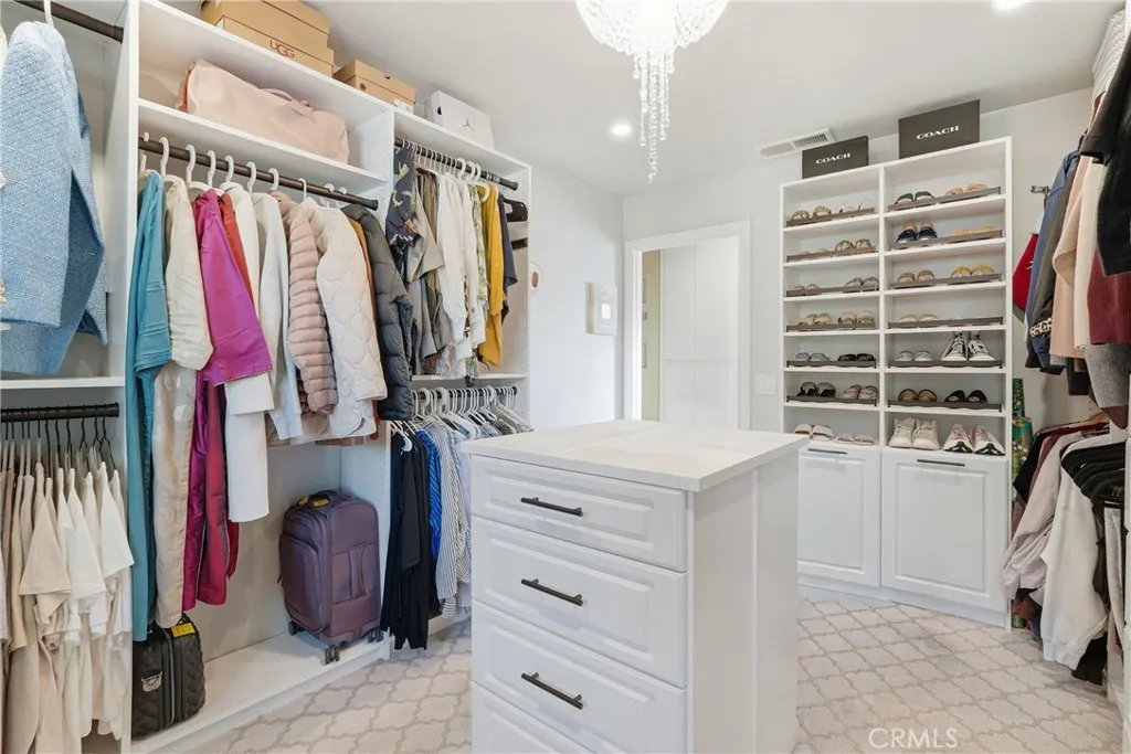 Closet can be transformed into a bedroom Closet can be transformed into a bedroom