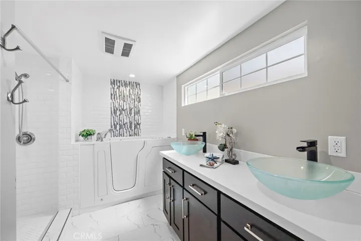 Primary Suite Luxurious Bathroom