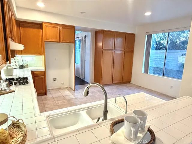 kitchen w/nook area