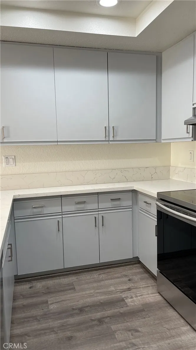 Lots of kitchen cabinets