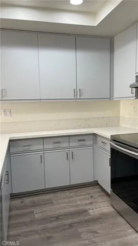 Lots of kitchen cabinets