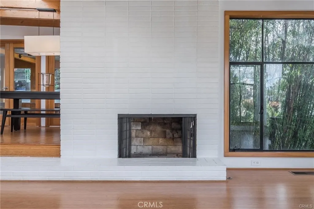 Gas fireplace