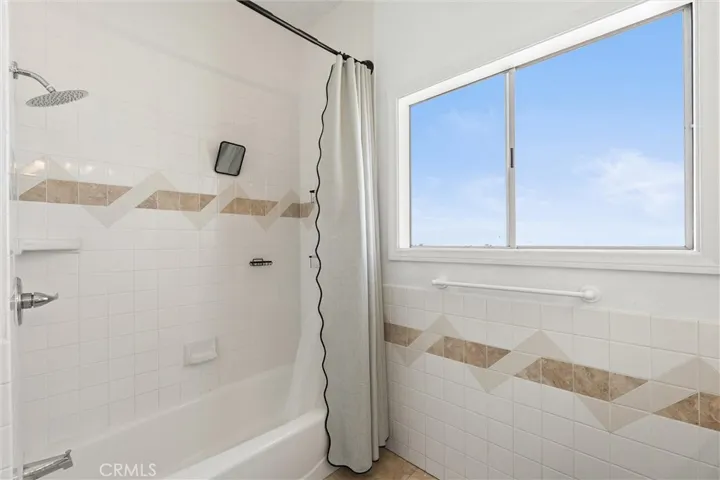 Upstairs Bathroom with Tub/Shower