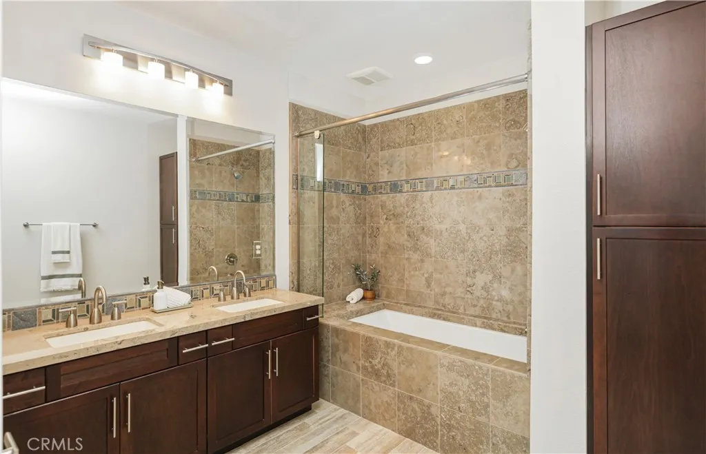 Primary Bath: A Serene Ensuite Retreat
