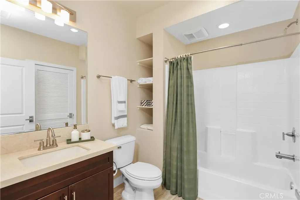Beautifully Maintained Full Bathroom