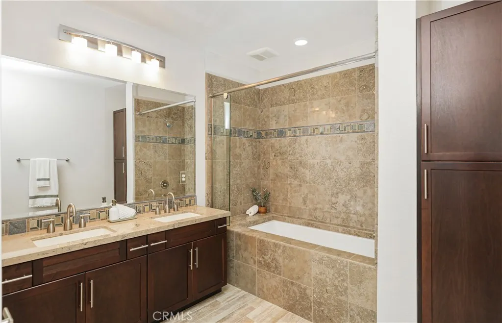 Primary Bath: A Serene Ensuite Retreat