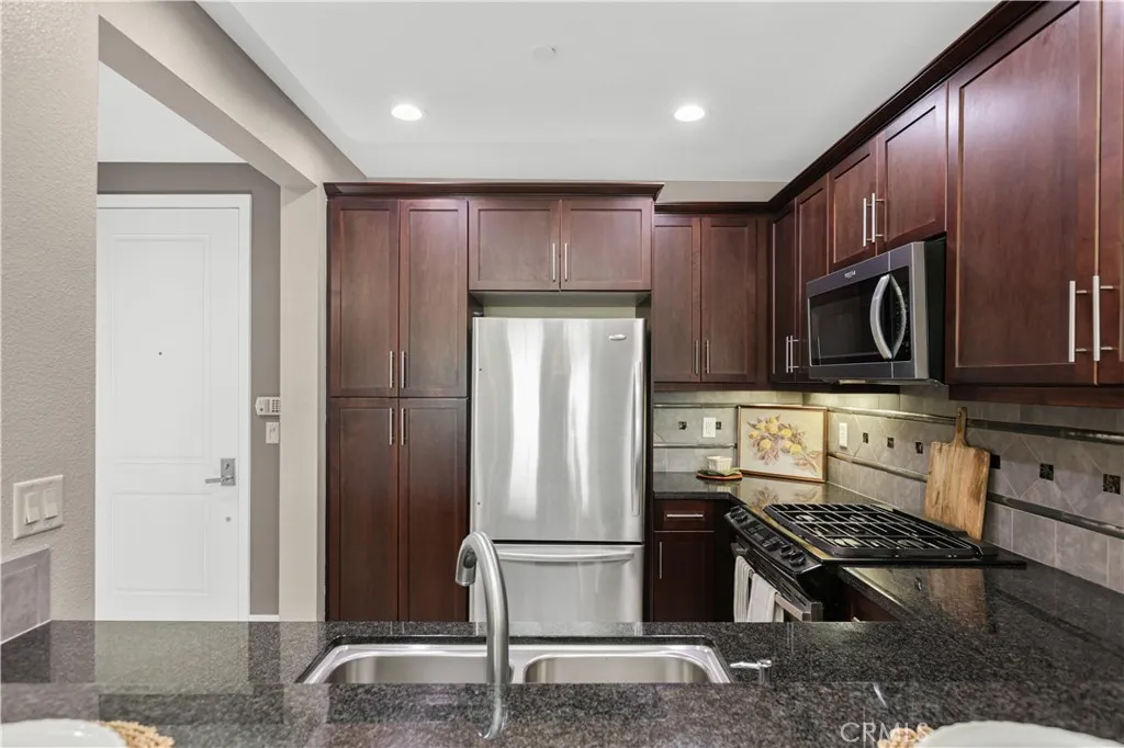 Granite Countertops & Stainless Steel Appliances