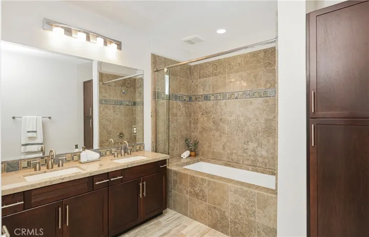 Primary Bath: A Serene Ensuite Retreat