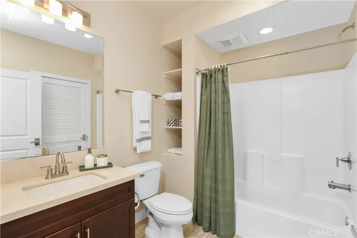 Beautifully Maintained Full Bathroom