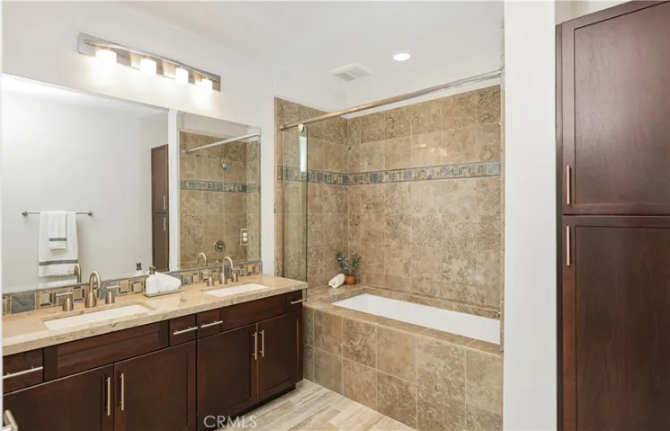 Primary Bath: A Serene Ensuite Retreat