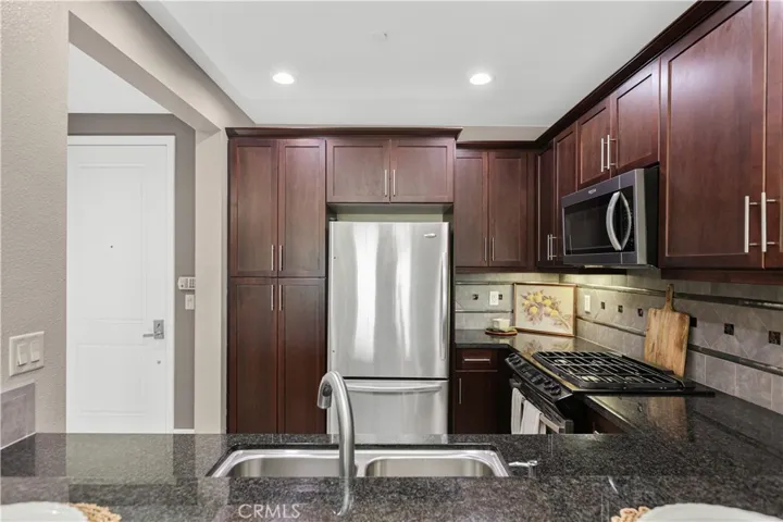 Granite Countertops & Stainless Steel Appliances