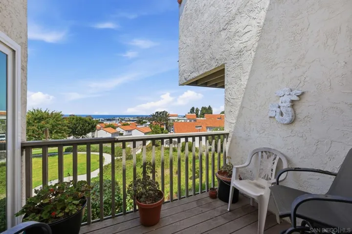 908 Caminito Madrigal Unit H, Carlsbad, California 92011