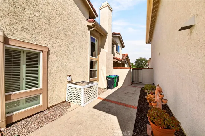 Huge side yard...