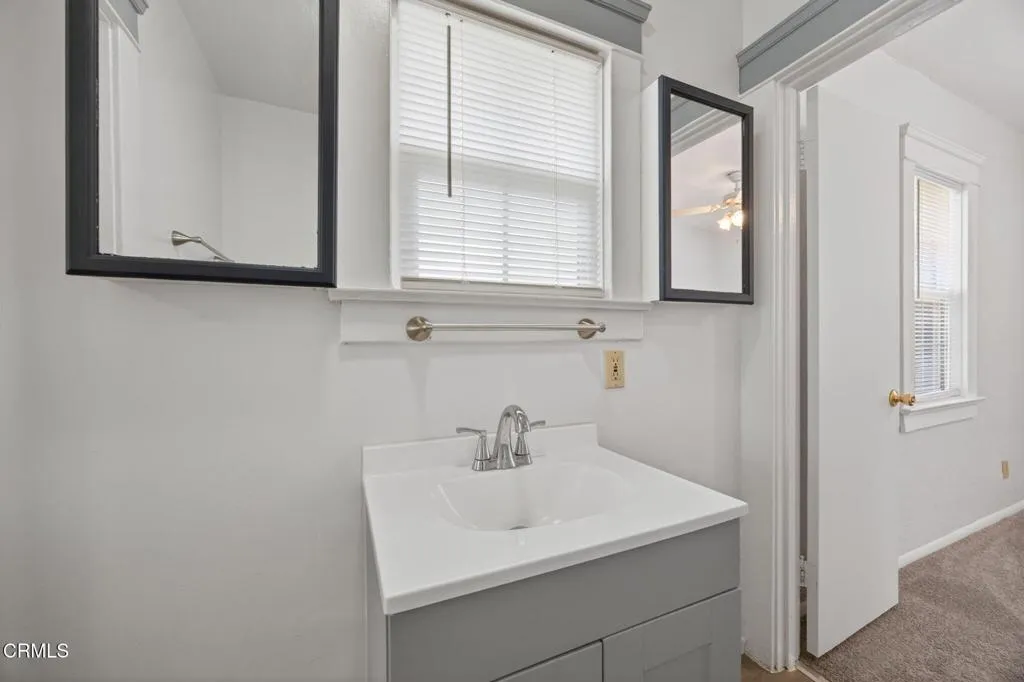 822 E Pleasant - Bathroom